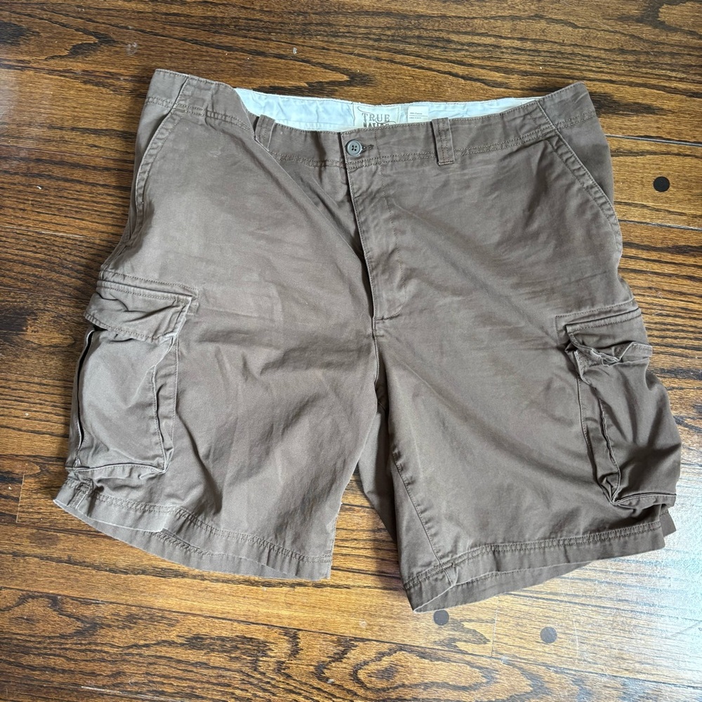 Versatile Brown Cargo Shorts with Sturdy Cotton Blend